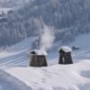 eingeheizter rauchfang mit raufangdach voll mit schnee - winterlandschaft