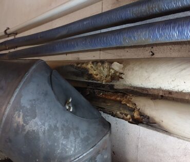 Rauchrohr im Heizraum zu nah an der leitungen. Verkleidung schon abgebrannt