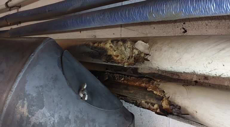 Rauchrohr im Heizraum zu nah an der leitungen. Verkleidung schon abgebrannt